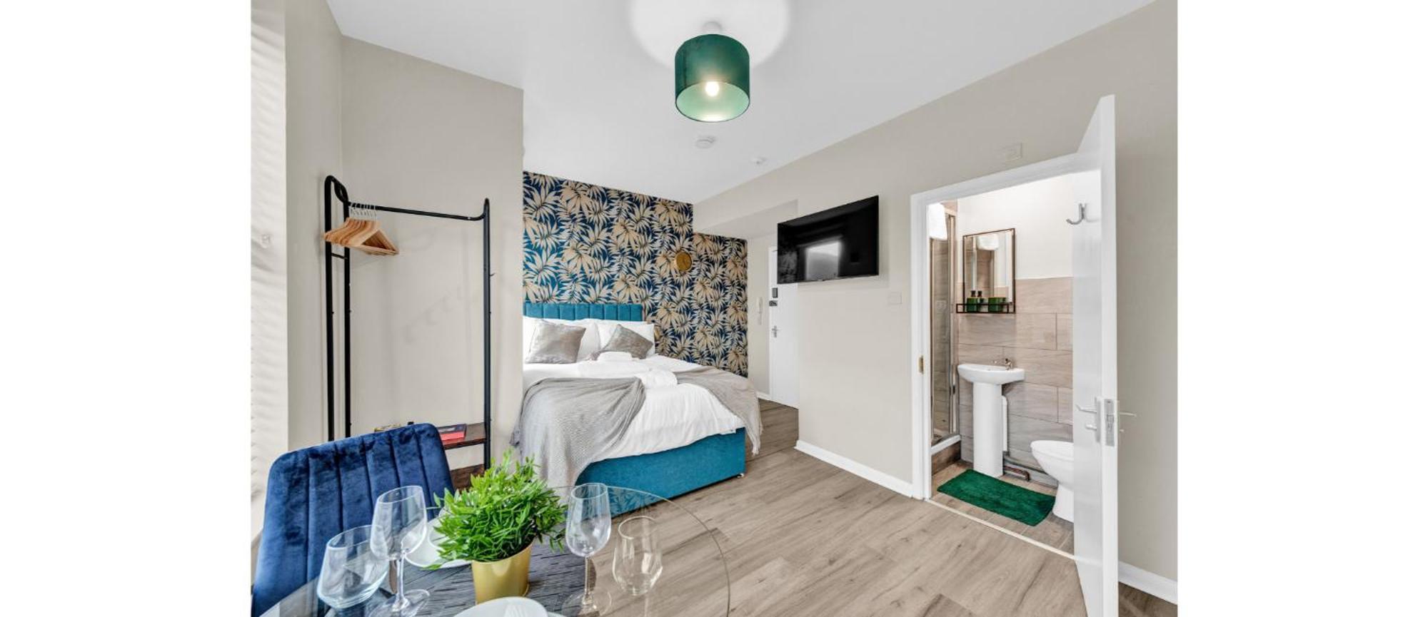 Blue Horizon: Captivating Cityscape Apartment London