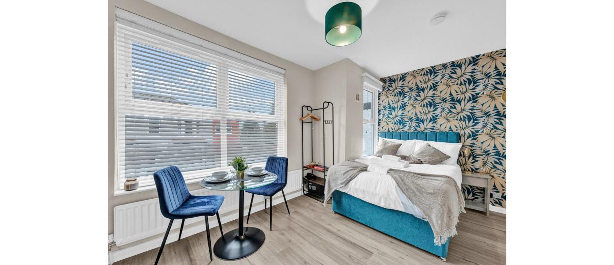 Apartment Blue Horizon: Captivating Cityscape *